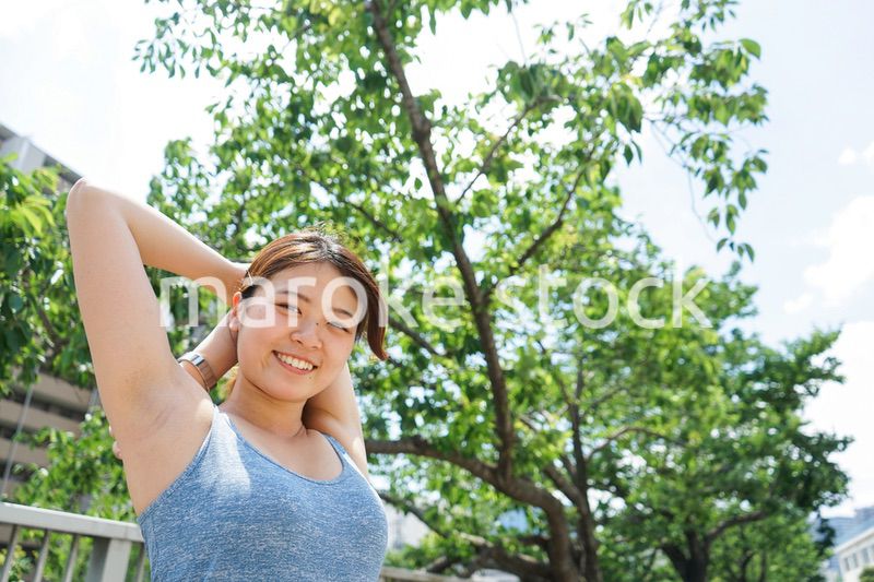 ジョギングのストレッチ準備運動をする若い女性