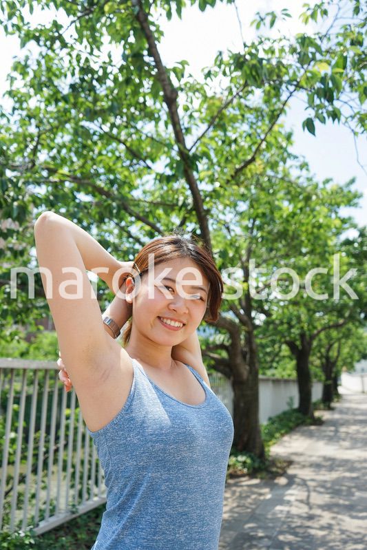 ジョギングのストレッチ準備運動をする若い女性