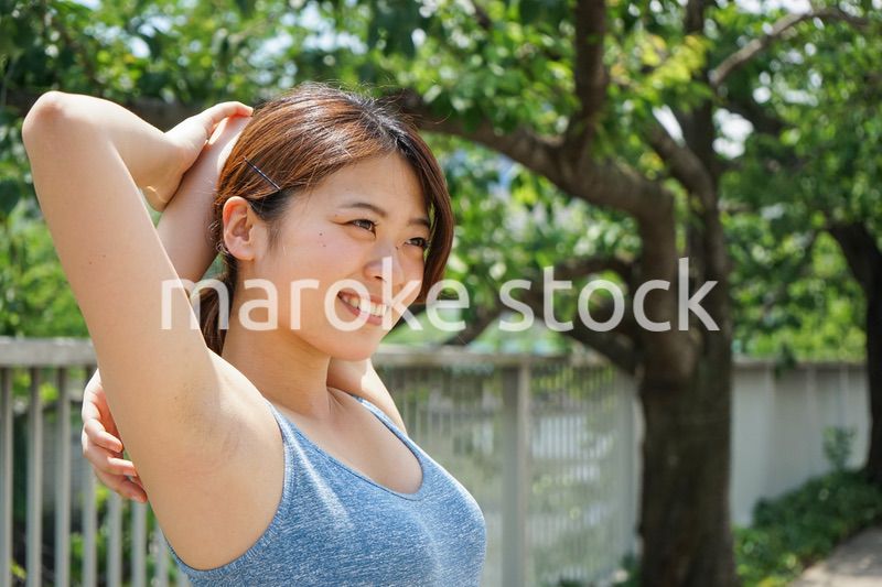 ジョギングのストレッチ準備運動をする若い女性