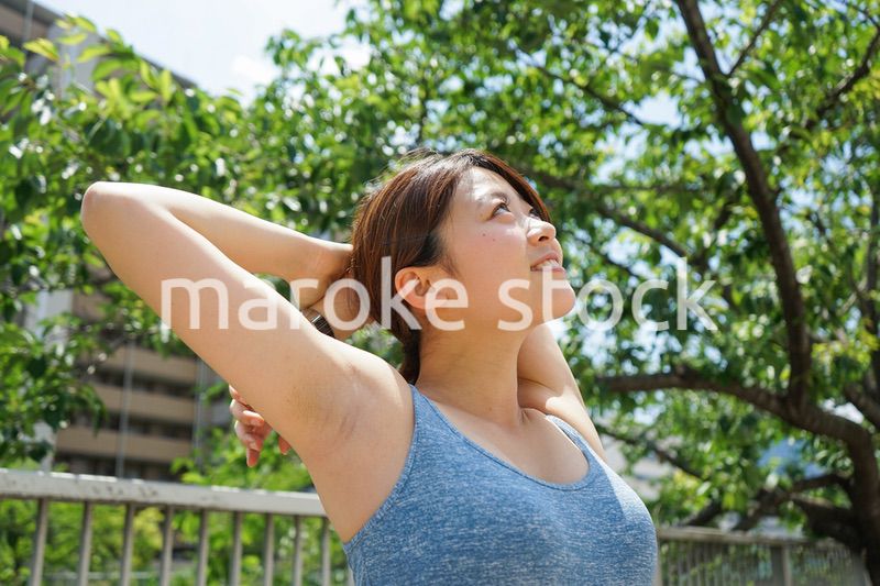 ジョギングのストレッチ準備運動をする若い女性