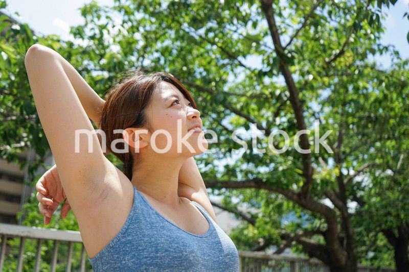 ジョギングのストレッチ準備運動をする若い女性