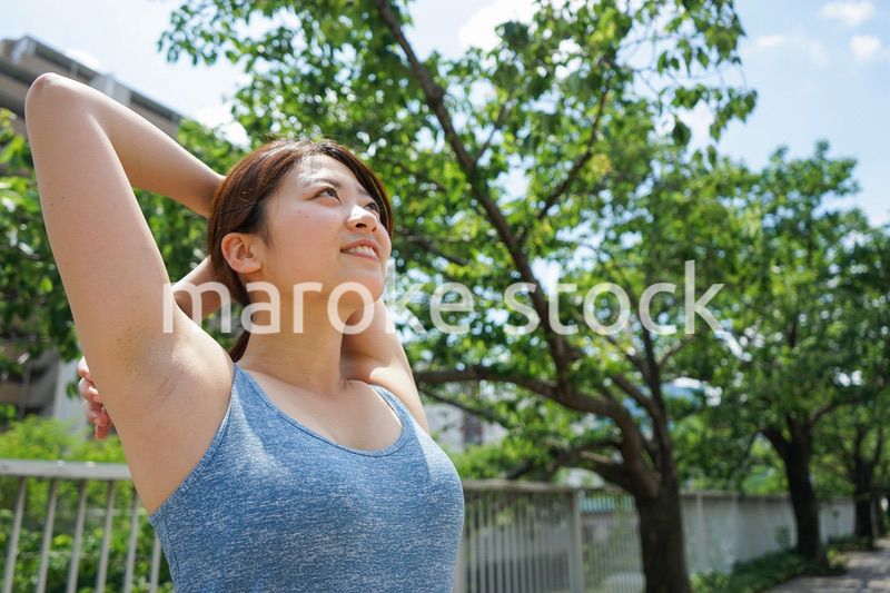 ジョギングのストレッチ準備運動をする若い女性