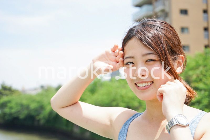 屋外で汗をかく若い女性