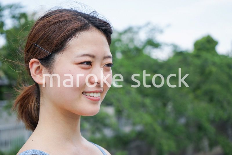 都会をランニングする若い女性