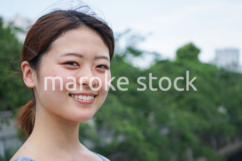 都会をランニングする若い女性