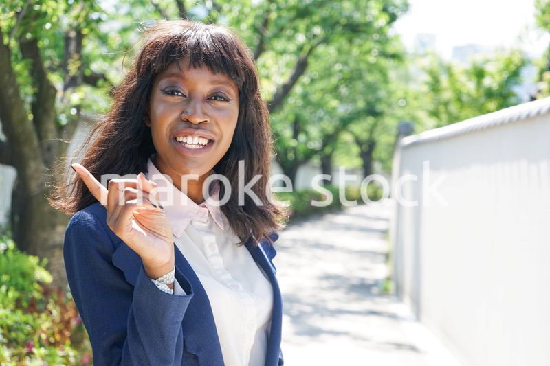 指を指す黒人女性