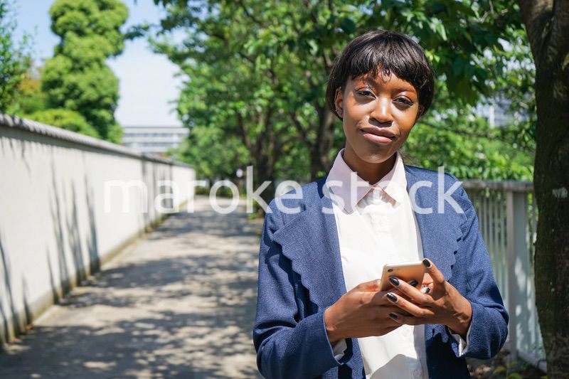歩きスマホをする女性