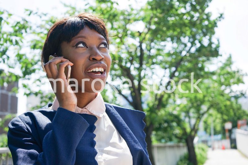 スマホで通話する黒人女性