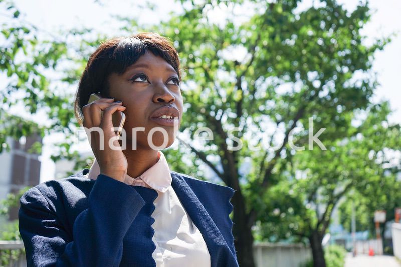 スマホで通話する黒人女性