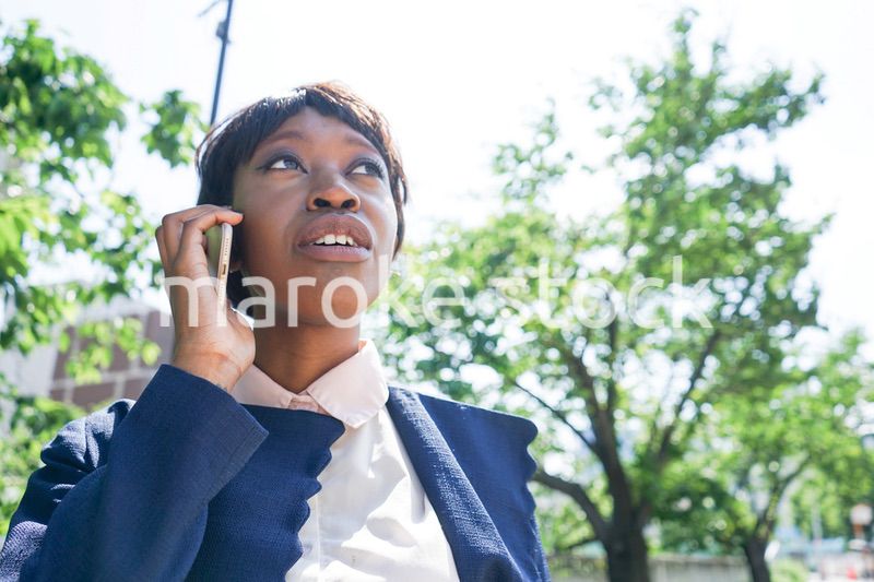 スマホで通話する黒人女性