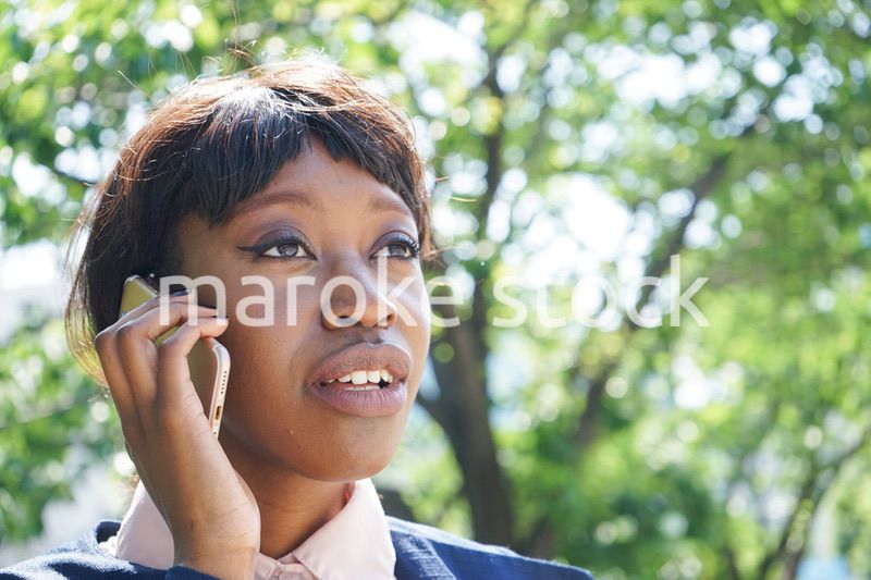 スマホで通話する黒人女性