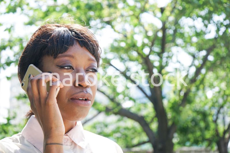 スマホで通話する黒人女性
