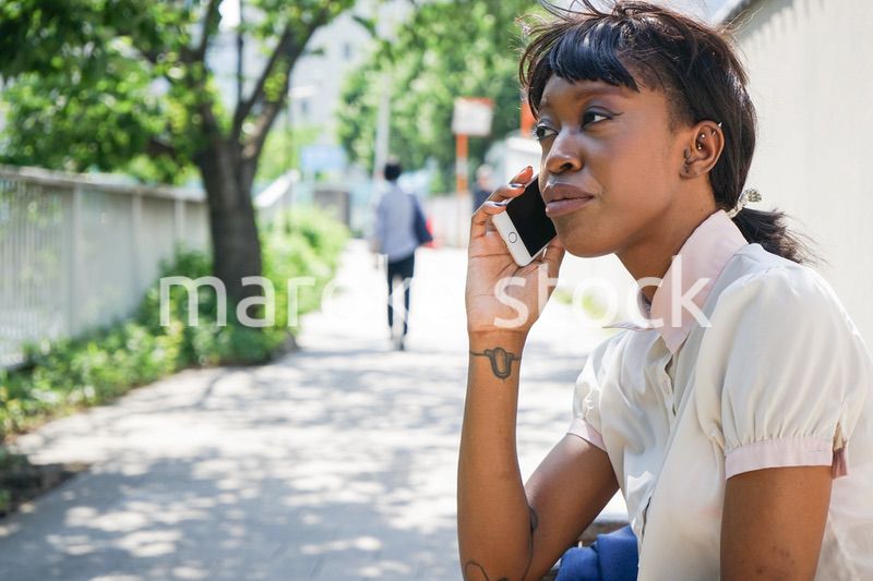 スマホで通話する黒人女性