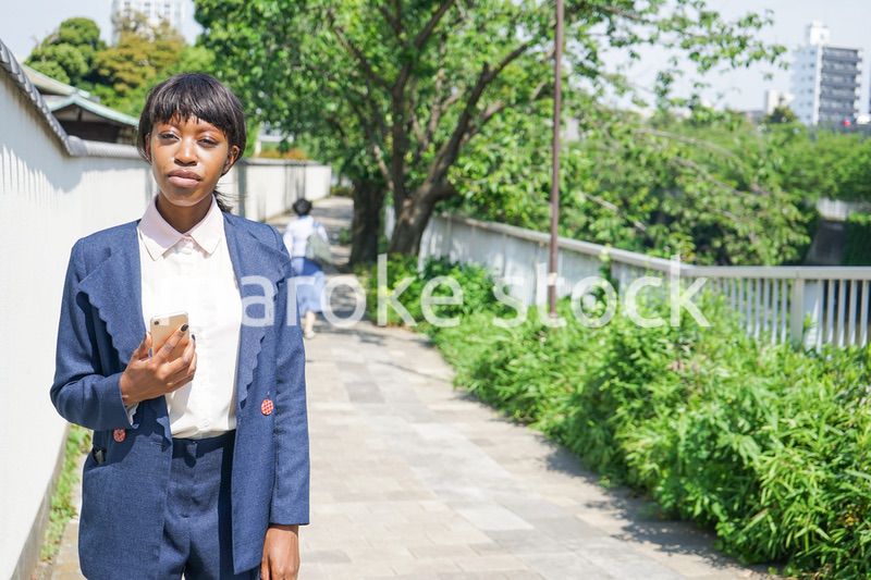 歩きスマホをする女性