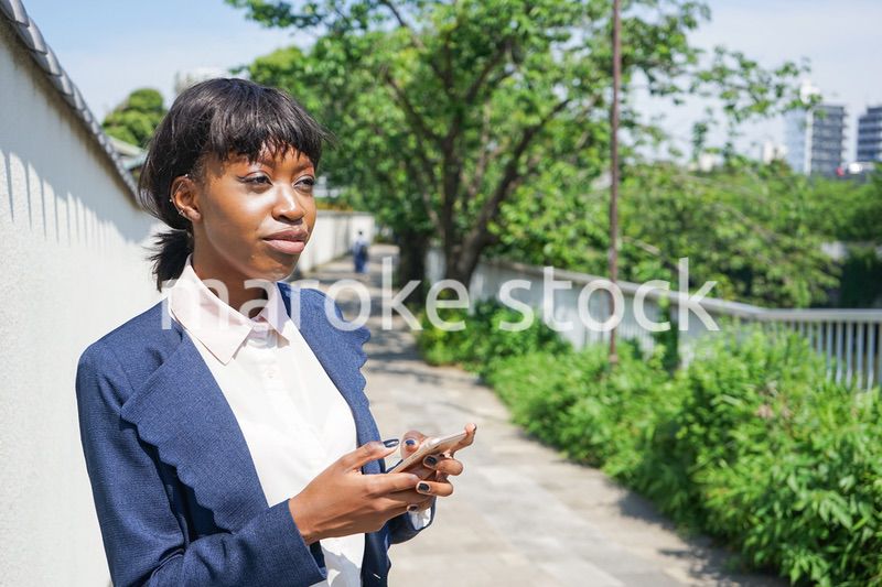 歩きスマホをする女性