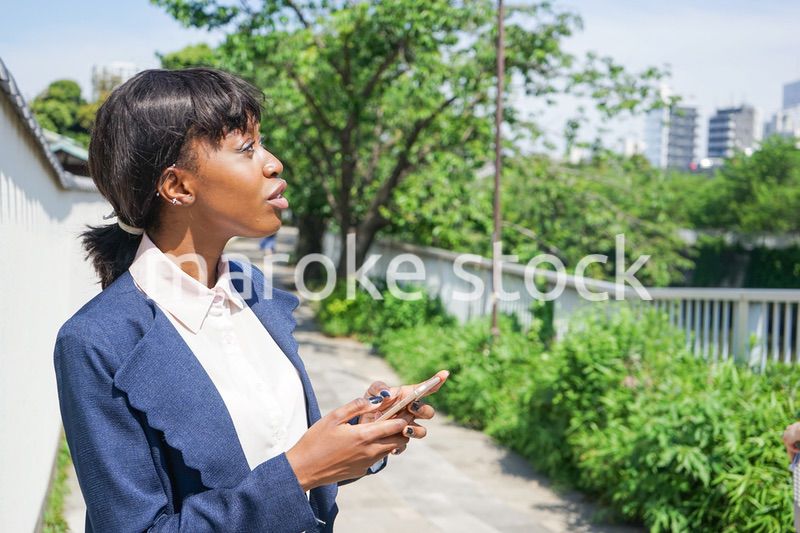 歩きスマホをする女性