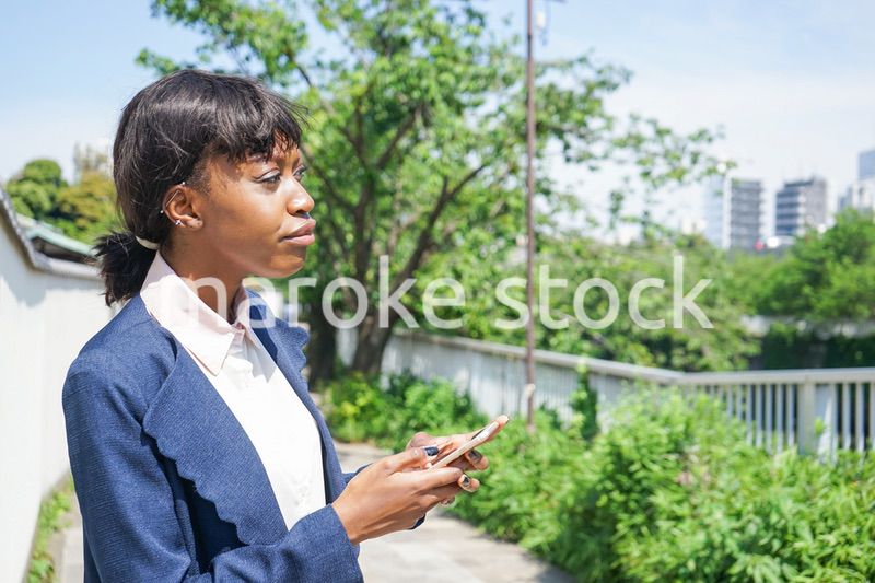 歩きスマホをする女性