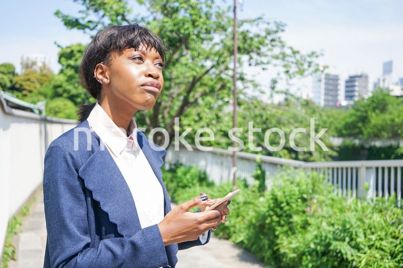 歩きスマホをする女性