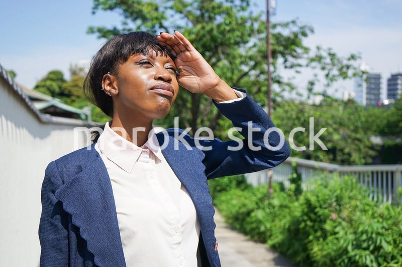 リアクションをする黒人女性