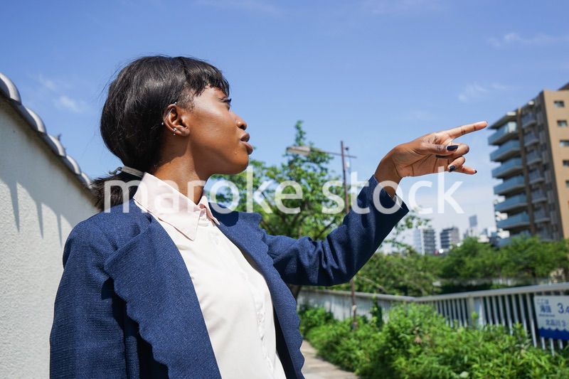 指を指す黒人女性