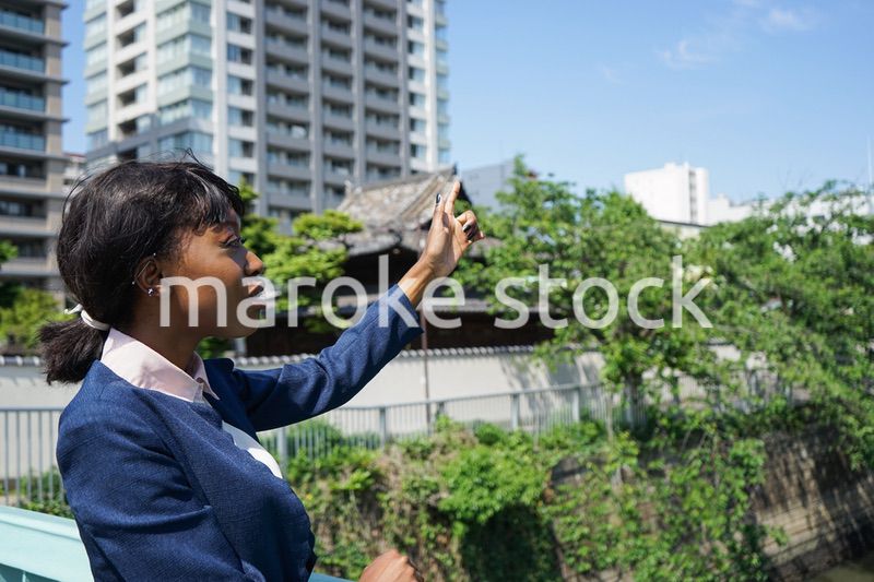 日本観光をする外国人女性