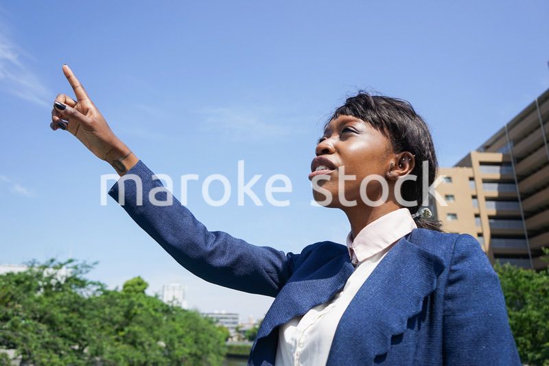 指を指す黒人女性