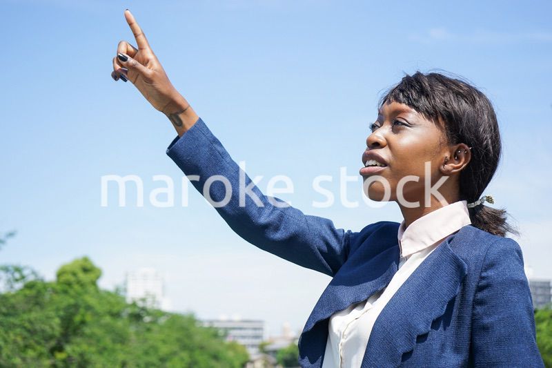 指を指す黒人女性