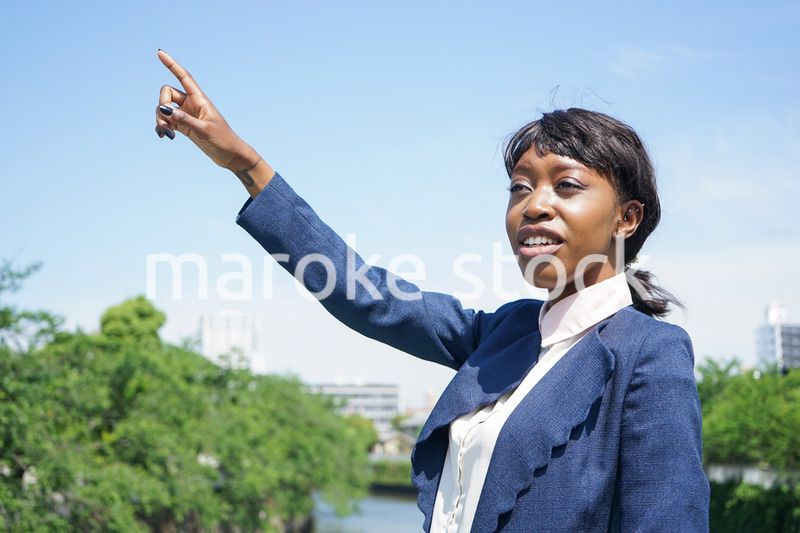 指を指す黒人女性