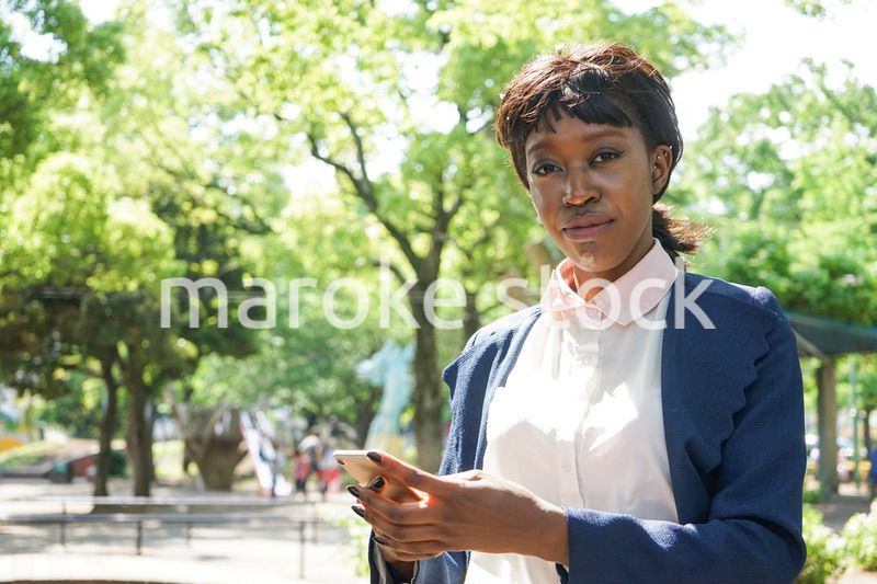 スマホを使う女性