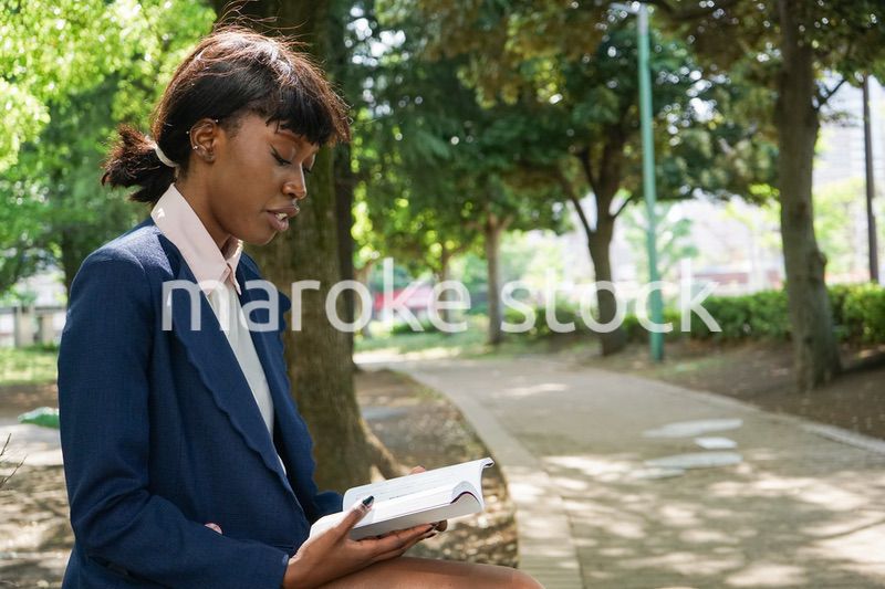 公園で読書をする黒人女性