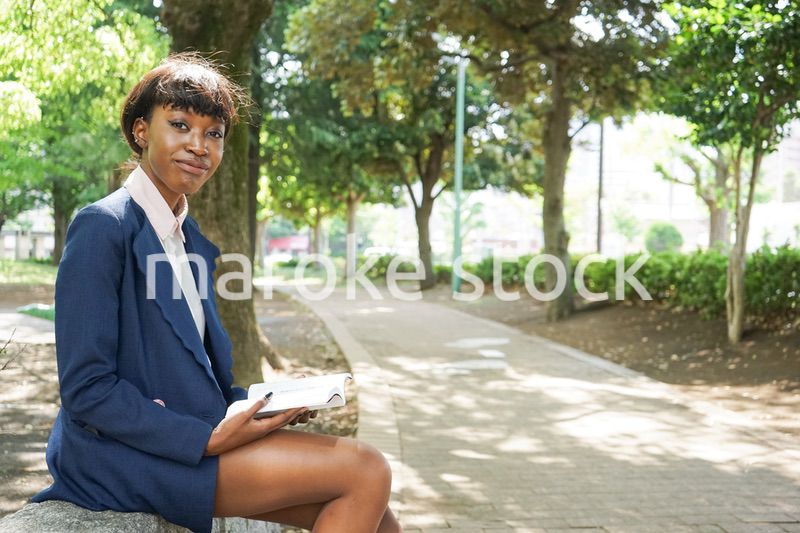 公園で読書をする黒人女性