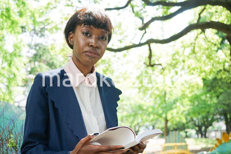 公園で読書をする黒人女性