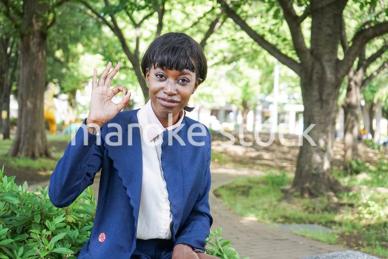 リアクションをする黒人女性