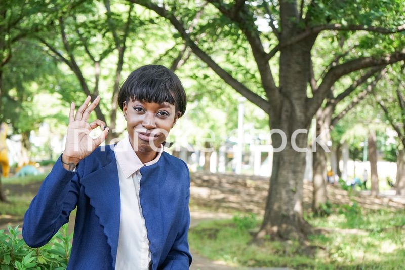 リアクションをする黒人女性