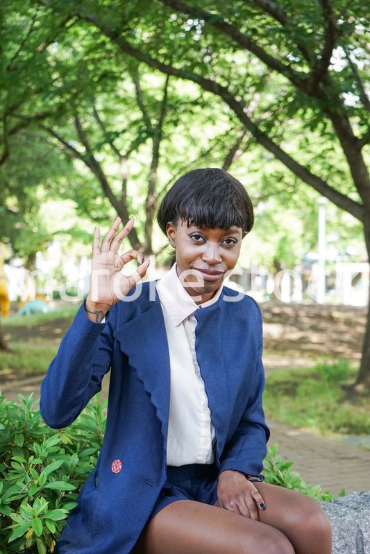 リアクションをする黒人女性