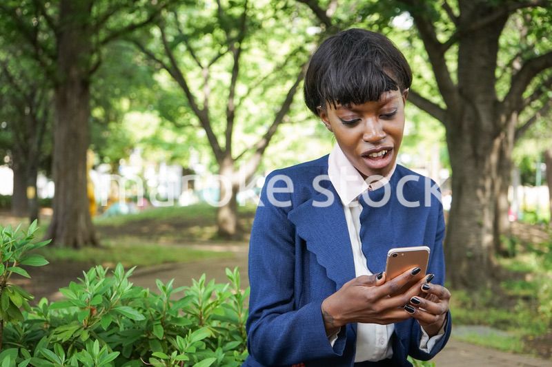 スマホを使う女性