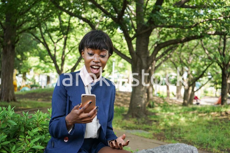 スマホを使う女性