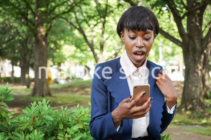 スマホを使う女性