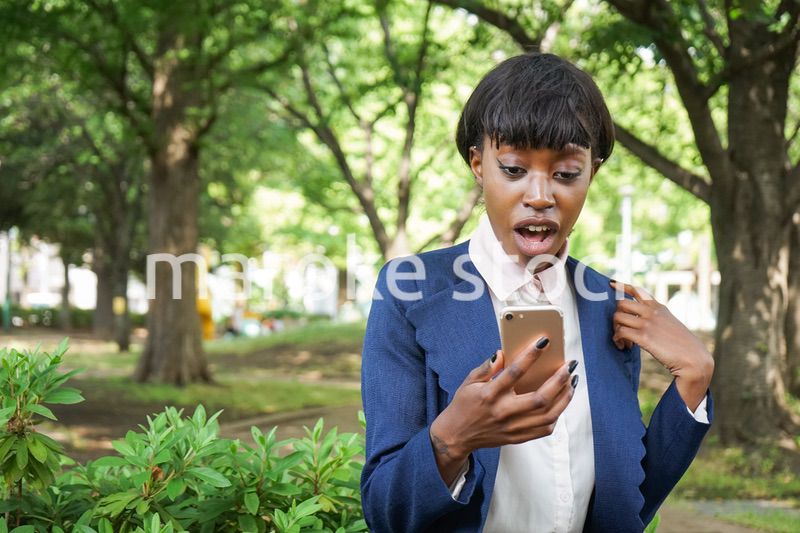 スマホを使う女性