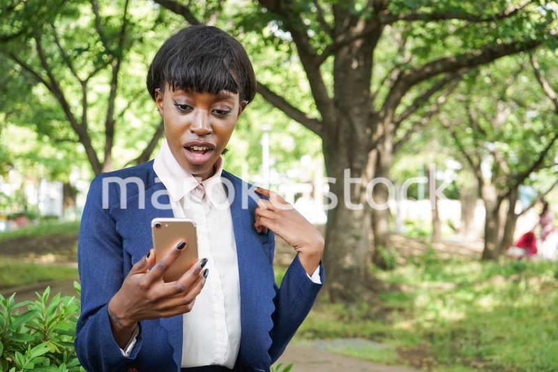 スマホを使う女性