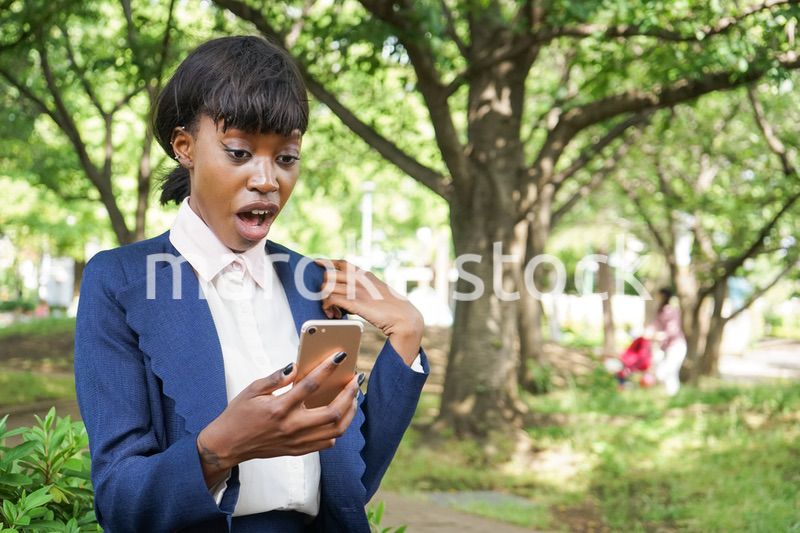 スマホを使う女性