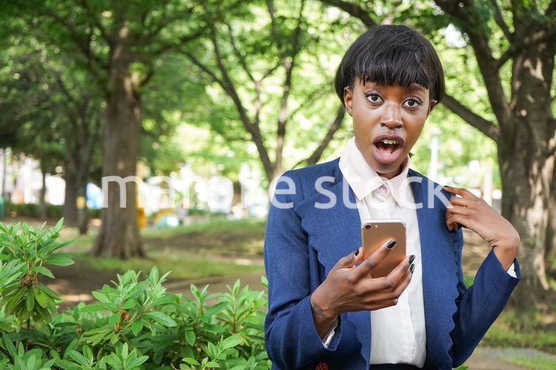 スマホを使う女性