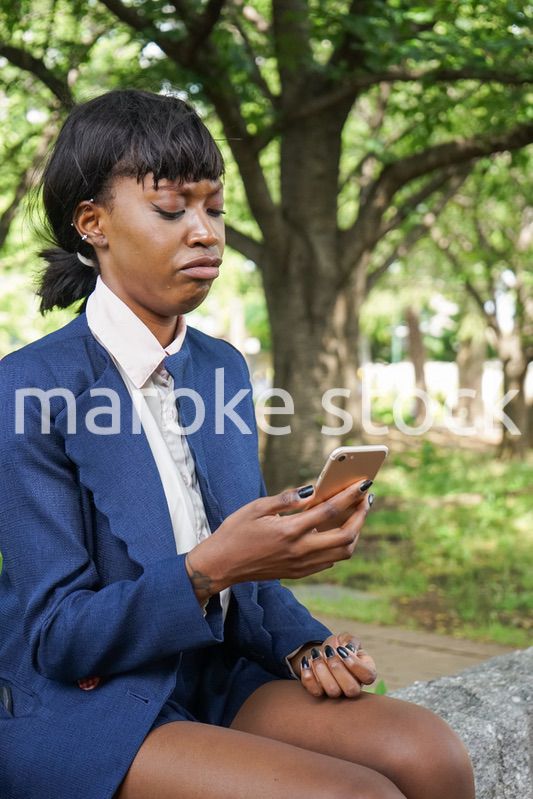 スマホを使う女性