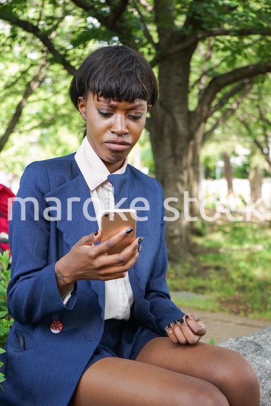 スマホを使う女性