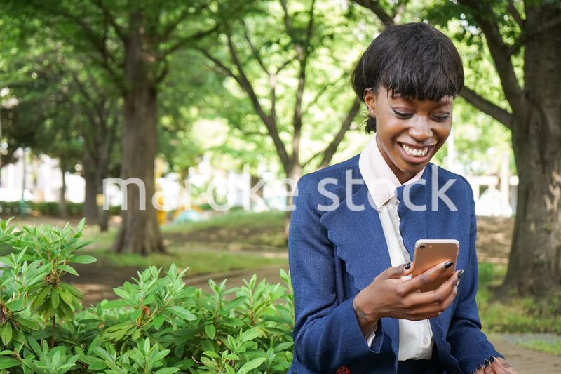 スマホを使う女性