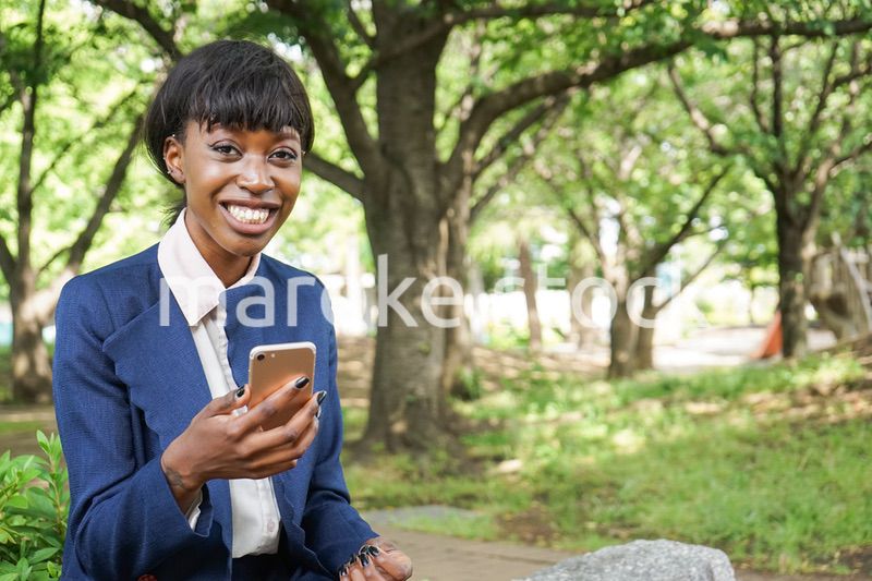 スマホを使う女性