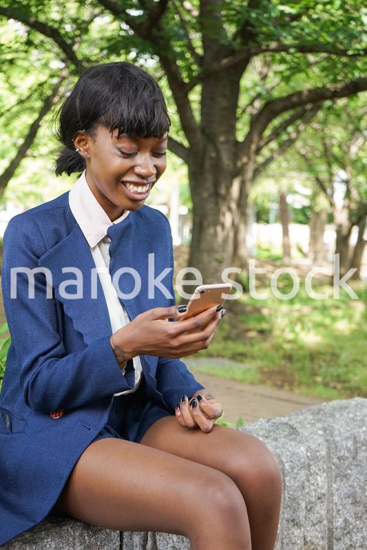 スマホを使う女性