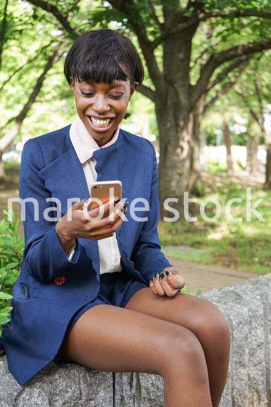 スマホを使う女性