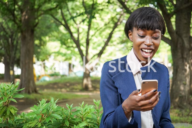 スマホを使う女性