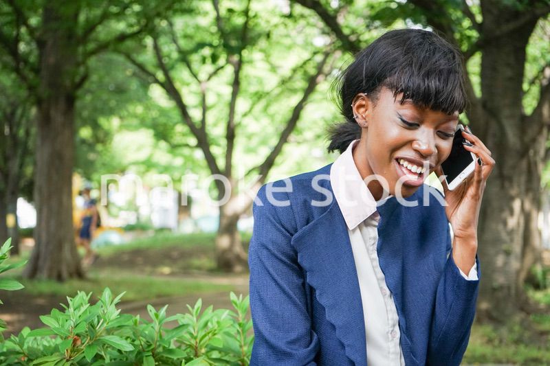 スマホで通話する黒人女性